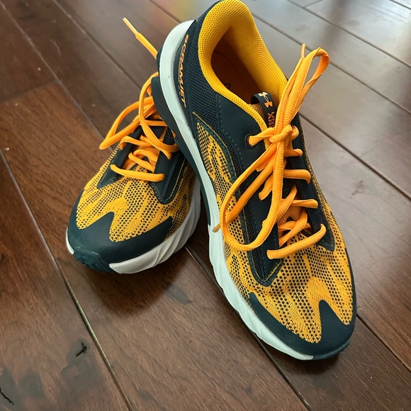 Under Armour Kids Sneakers in Yellow and Black - Picture 2 of 6